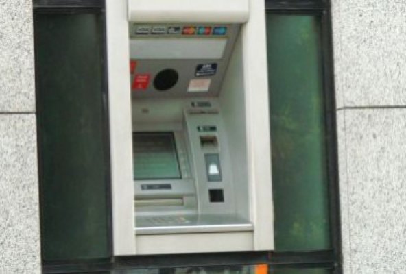 Dispozitiv de reţinut bani, montat la un bancomat de pe Mamaia